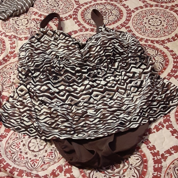 **NEW**  1-pc Swimsuit - Picture 6 of 9